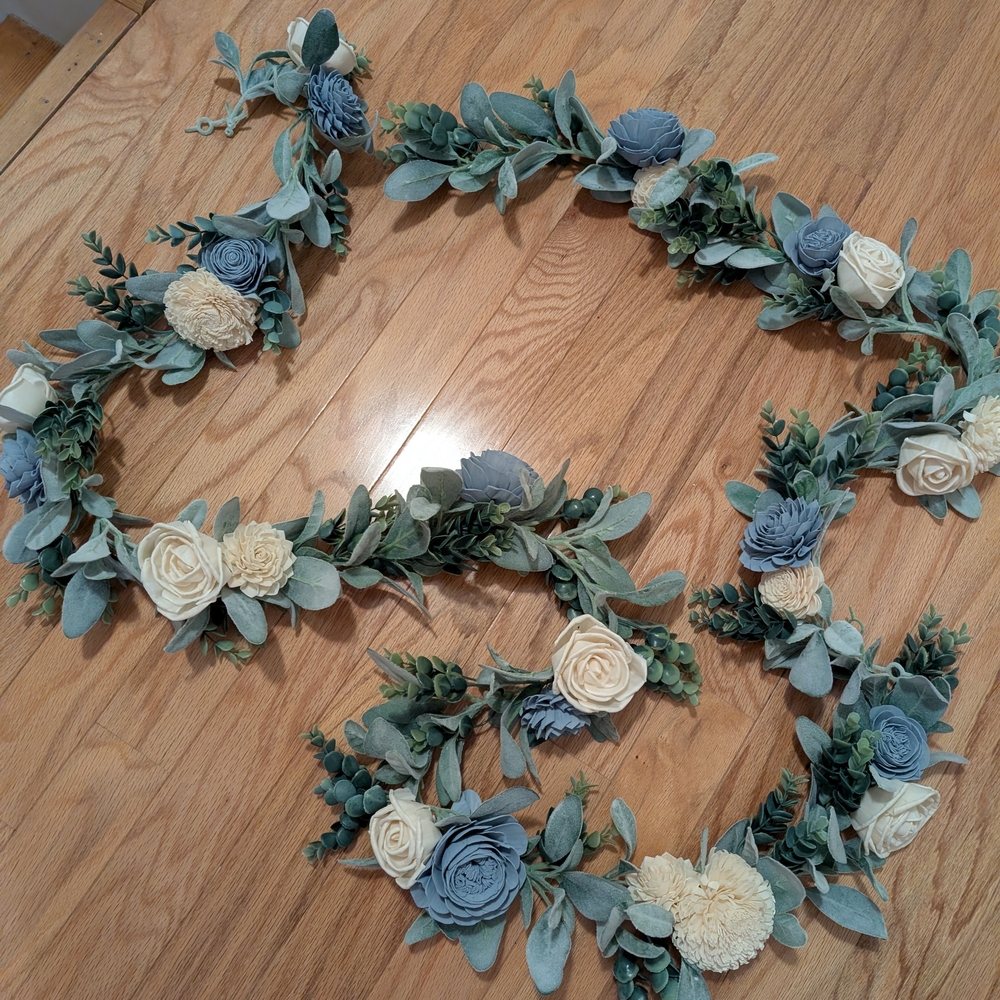 Elegant Blue and Cream Floral Garland